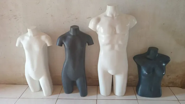 Vende-se manequins para loja