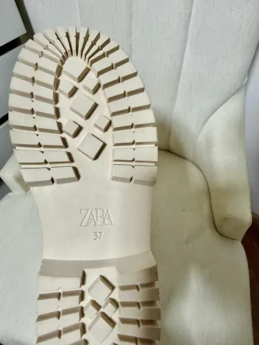 Bota Zara creme nunca usada 