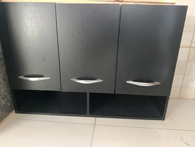 Paneleiro de parede, três portas.