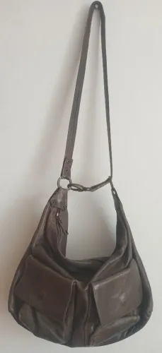 Bolsa em couro. Com alça de ombro e mão.