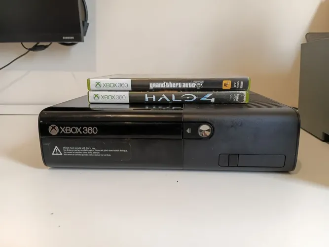 Xbox 360 funcionando perfeitamente com dois jogos inclusos ( Gta 5 e Halo 4 )
