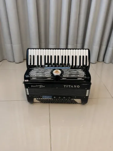 Sanfona/Acordeon Titano