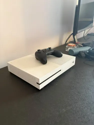 Xbox One S com leitor de disco + controle original - funcionando perfeitamente