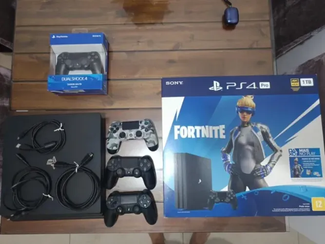 PS4 Pro 1TB 4K - 4 Controles + 10 Jogos + Caixa Original Fortnite