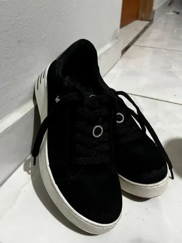 Tênis preto feminino, via marte.