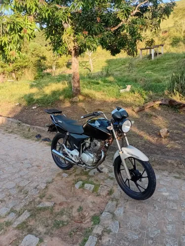 Motos pra vender  moto toda boa sem nada pra fazer só pegar e andar atrasada documentos 