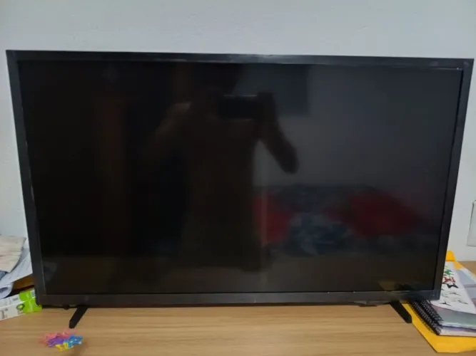 Vendo TV Smart 32" com Caixa e Nota Fiscal + Cômoda nova