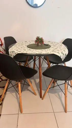 Mesa redonda com 4 cadeiras