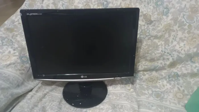 Monitor Flatron semi novo