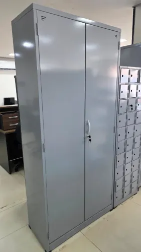 Armário de aço de 2 portas com 4 prateleiras