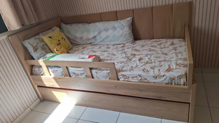 Vende-se cama bicama com um colchão tamanho 90 / 1,90 .