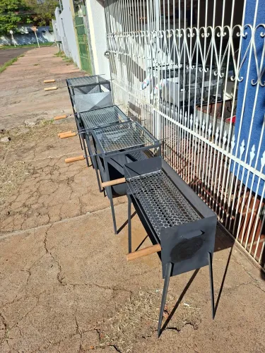 Churrasqueira para espetinho com grelha