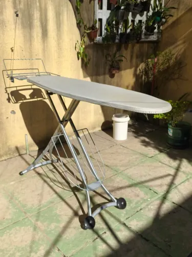 Tábua de passar roupas metálica