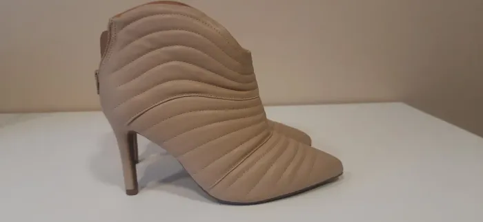 Bota Vizzano cano curto bege 10cm salto