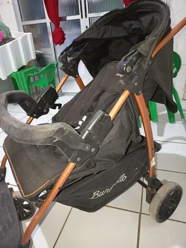 Carrinho de bebê usado