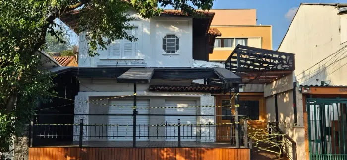 Sobrado com salão de teto de vidro, deck e bar para 100 pessoas