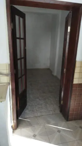 Aluga-se quitinete ,vila fechada no Rio Comprido. Quarto, sala, cozinha/varanda e banheiro