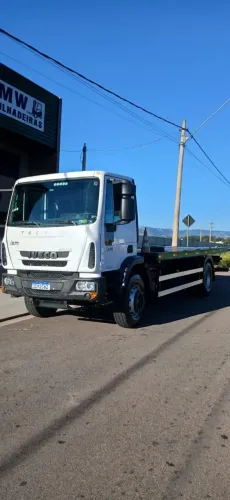 Caminhão plataforma iveco tector 170e21