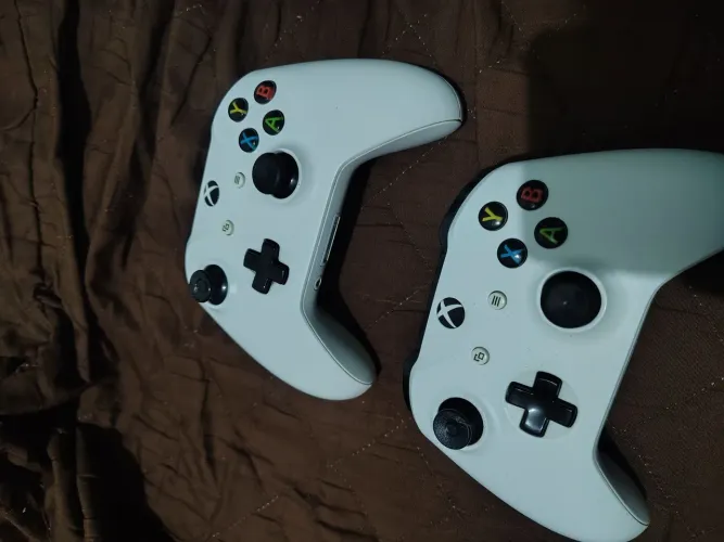 Vendo esses 2 controle de Xbox one S