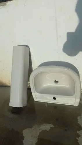 Lavatório com coluna bege claro