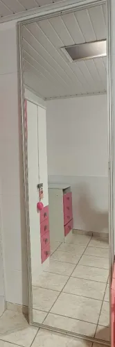 Espelho com moldura em alumínio