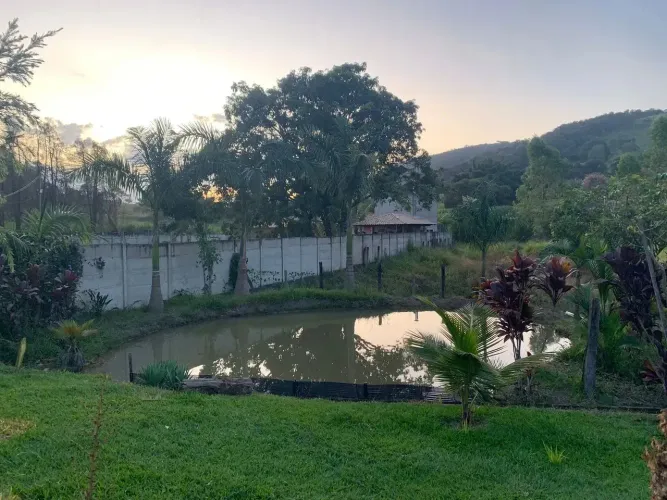 Propriedade rural com 6 mil m² de área com 1000m² de construção.