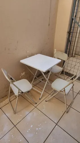Mesa Dobrável mais 3 cadeiras - usadas