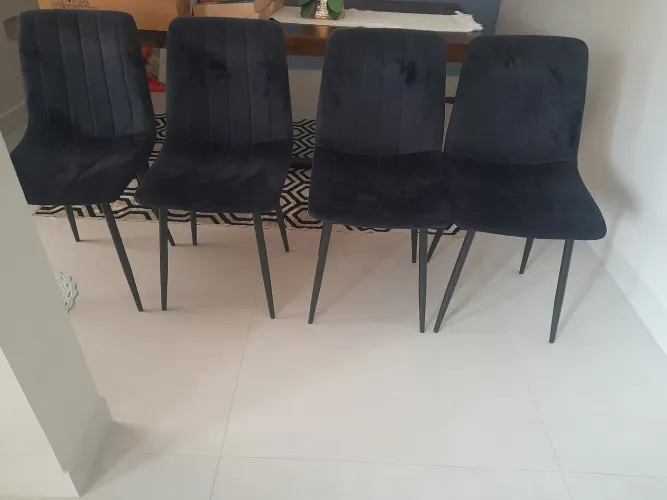 Vendo quatro cadeiras de veludo ,azul marinho compradas na Tok stor.
