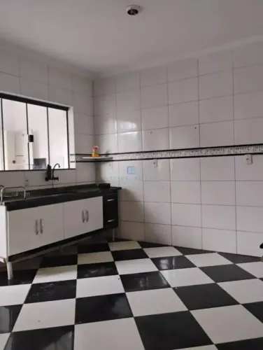 Sobrado para venda possui 120 metros quadrados com 3 quartos em Centro - Pouso Alegre - MG