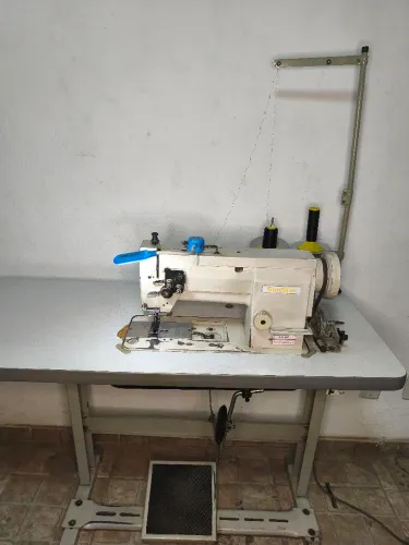 Máquina de costura reta transporte triplo