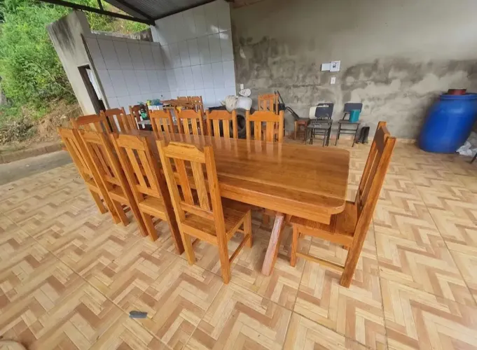 VENDE-SE MESA DE MADEIRA MACIÇA ANGELIM COM 10 CADEIRAS