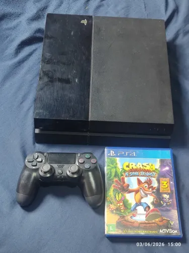 PS4 com controle e jogo
