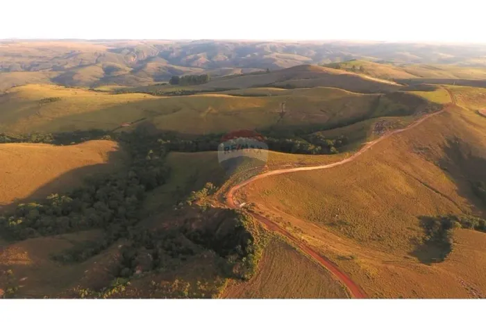 Área de 5,85 hectares situado a 10 km do Arraial de São João Batista da Canastra.Gariroba