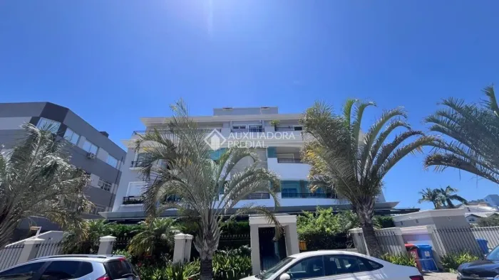 Cobertura em Jurerê a 350 m da Praia com 2 Suítes