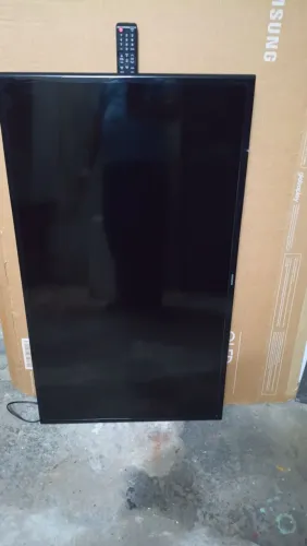 A tv é da marca Samsung