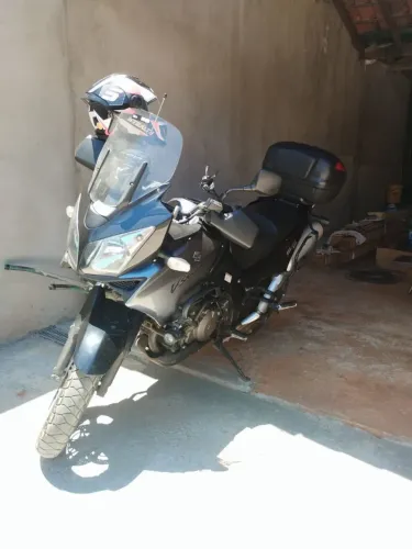 A moto e sinza e ótima pra viagem                                                         