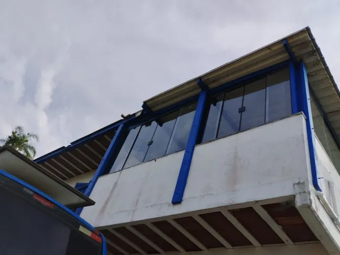 Janelas vidro temperado em tamanhos variados já com esquadrias