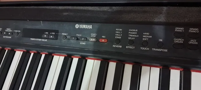 Piano digital Yamaha P90