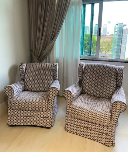 2 poltronas para leitura ou amamentação (1 de balanço)