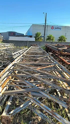 Lote de estruturas metálicas, pés direito, treliças, e tesouras