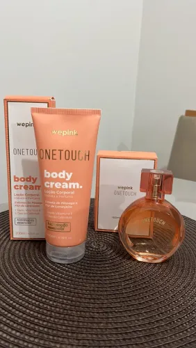 Vendo o perfume e o body cream one touch