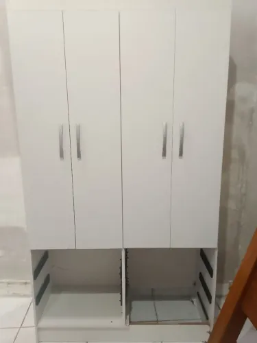 Guarda roupa solteiro branco .
