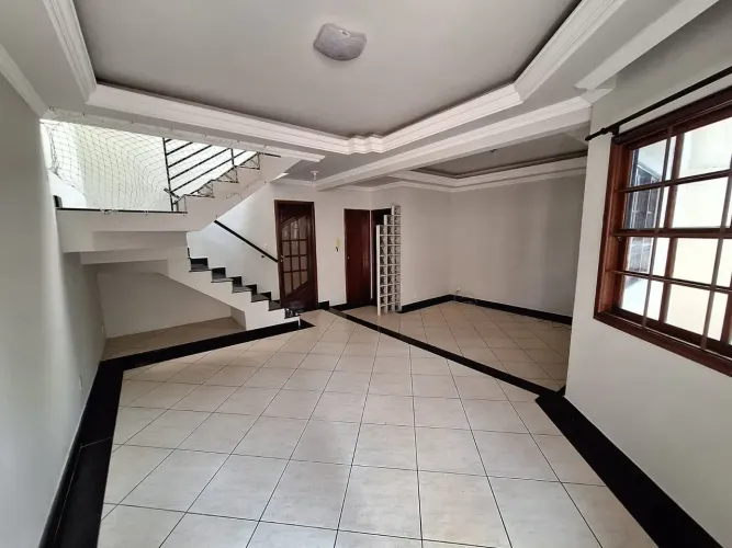 Casa com 4 quartos sendo 1 suíte, 2 vagas, churrasqueira, São Marcos, Macaé