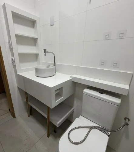 Pedreiro, azulejista e porcelanatos