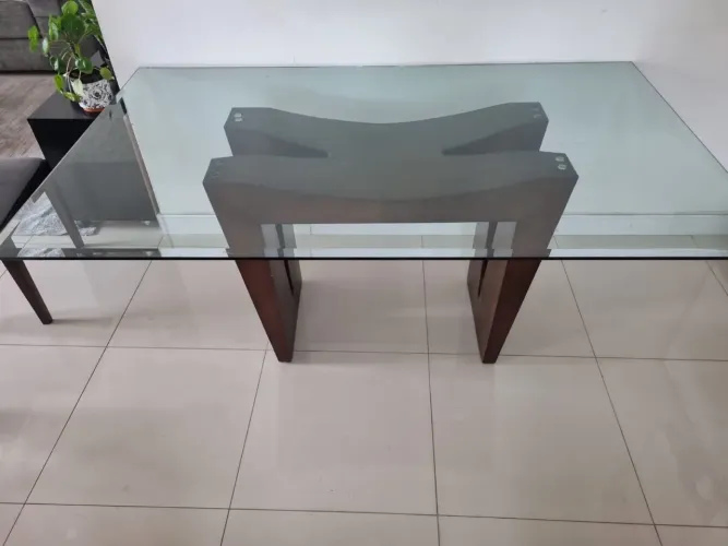 Mesa de madeira com tampo de vidro bisotê. Acompanha 4 cadeiras reformadas.
