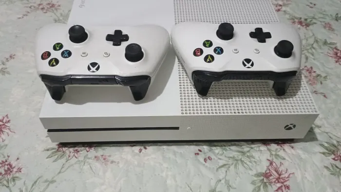 X box one 3 controles e 4 jogos