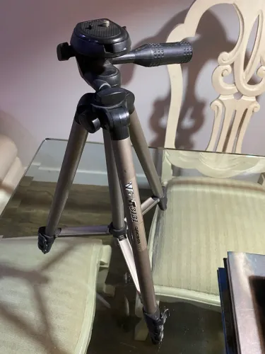 Tripé para câmera fotográfica e filmadora