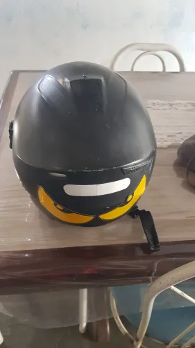 Capacete de moto faltando o parafuso da viseira número 60