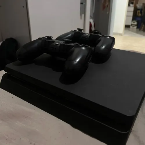 PS4 + 2 controles originais + 4 jogos