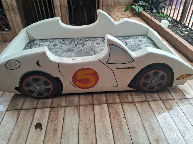 Cama infantil formato carros